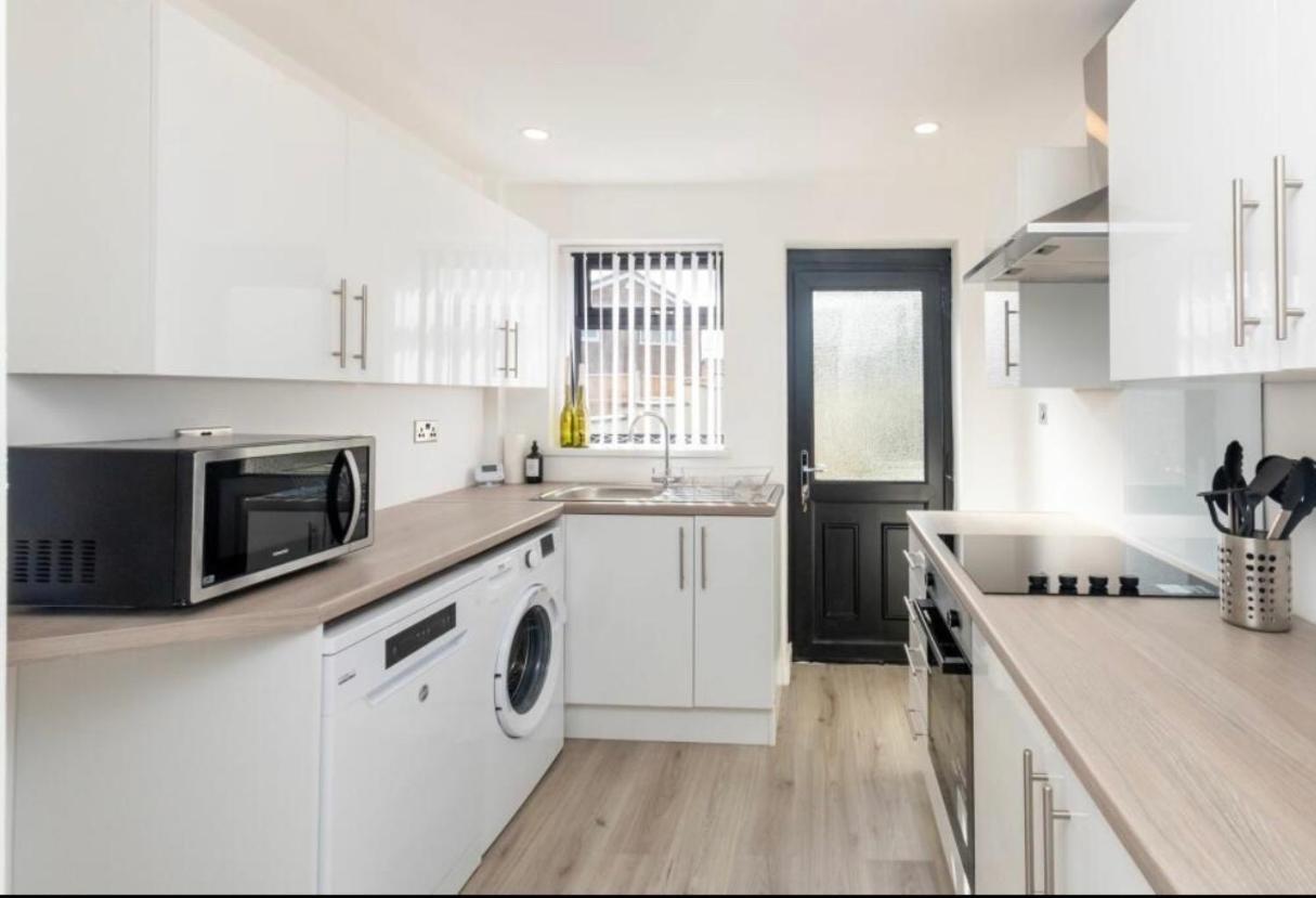 Superb Cozy House In Warrington Villa Bagian luar foto